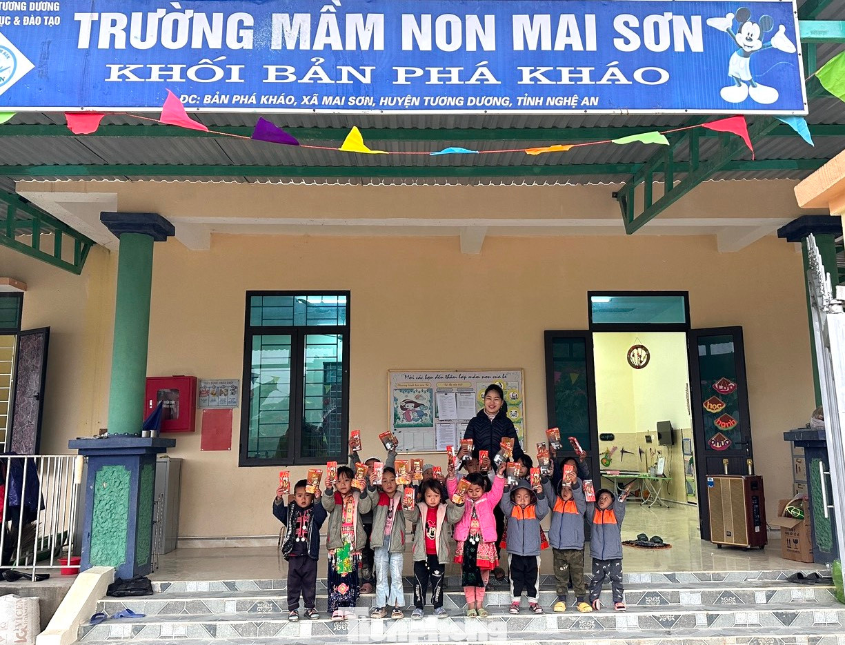 Tùy vào thời tiết lạnh giá, các giáo viên sẽ đốt củi sưởi ấm cho học sinh.