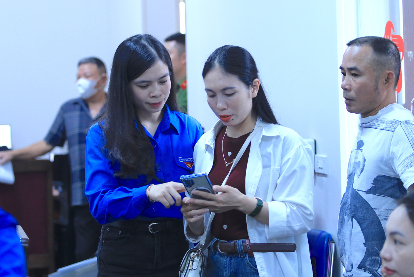 Theo đó, Tổ ứng cứu công nghệ và nghiệp vụ phường Vinh Lộc đã túc trực tại Trung tâm hành chính công để hướng dẫn người dân đăng ký tài khoản định danh điện tử, tài khoản dịch vụ công quốc gia; hỗ trợ nộp hồ sơ trực tuyến, tra cứu thủ tục, sử dụng Cổng dịch vụ công và phần mềm hành chính để làm các thủ tục, giấy tờ liên quan.