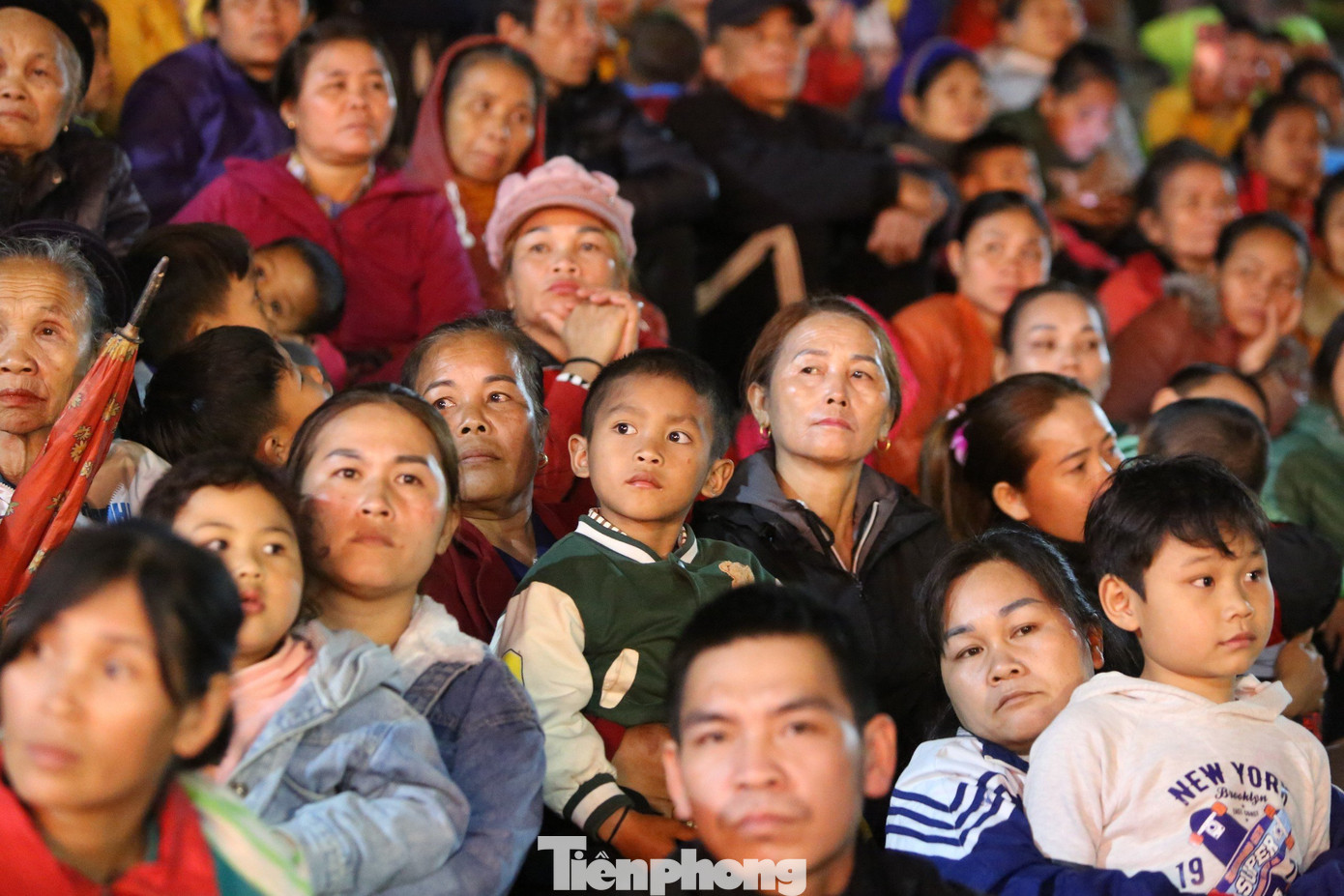 Bà con nhân dân chăm chú theo dõi chương trình.