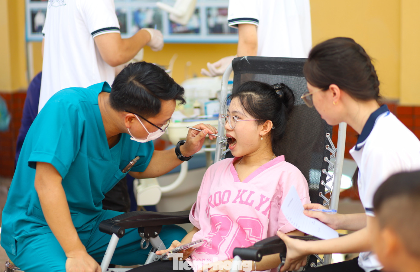 Các bạn trẻ, các em nhỏ được thăm khám, chăm sóc răng miệng.