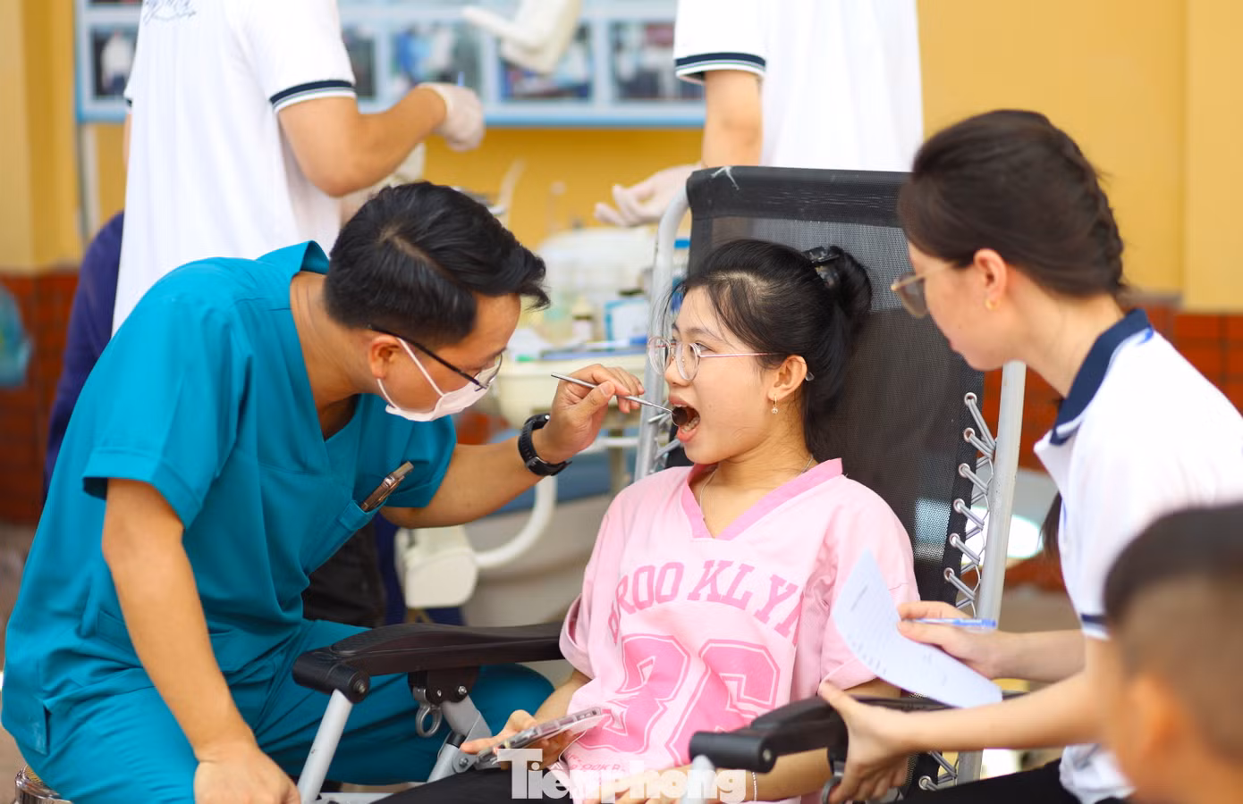 Các bạn trẻ, các em nhỏ được thăm khám, chăm sóc răng miệng.