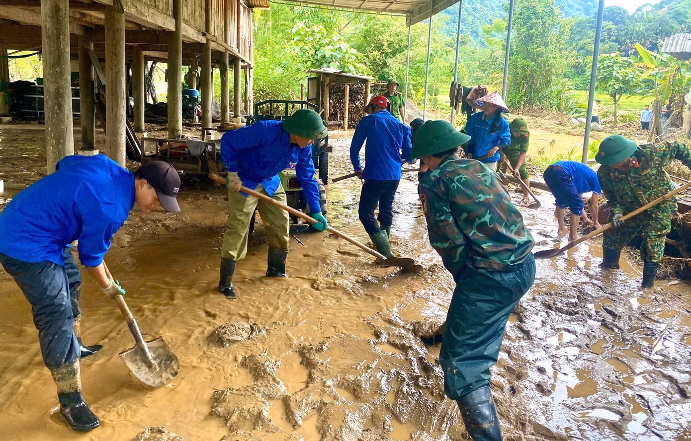 Hai ngày qua, sau khi lũ rút đi, chính quyền địa phương đã phối hợp với các lực lượng chức năng xuống hiện trường hỗ trợ khắc phục hậu quả, động viên, tặng quà để người dân vực dậy sau khó khăn, mất mát.