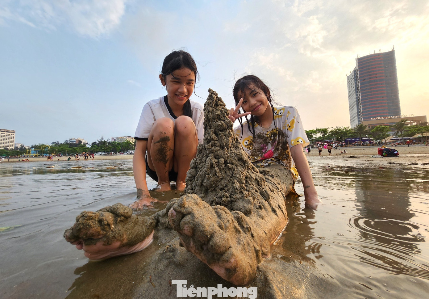 Các em nhỏ thích thú vui đùa cùng cát. Các em nhỏ thích thú vui đùa cùng cát.