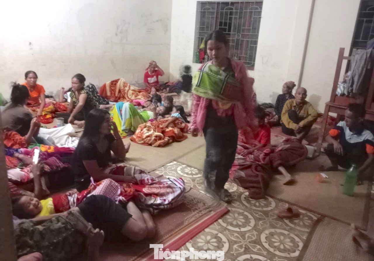 150 người dân bản Nam Tiến 2 sẽ tiếp tục ở lại điểm trường Tiểu học bản Nam Tiến 2 đến khi trời tạnh mưa, không còn nguy cơ sạt lở mới được trở về nhà cũ. 150 người dân bản Nam Tiến 2 sẽ tiếp tục ở lại điểm trường Tiểu học bản Nam Tiến 2 đến khi trời tạnh mưa, không còn nguy cơ sạt lở mới được trở về nhà cũ.