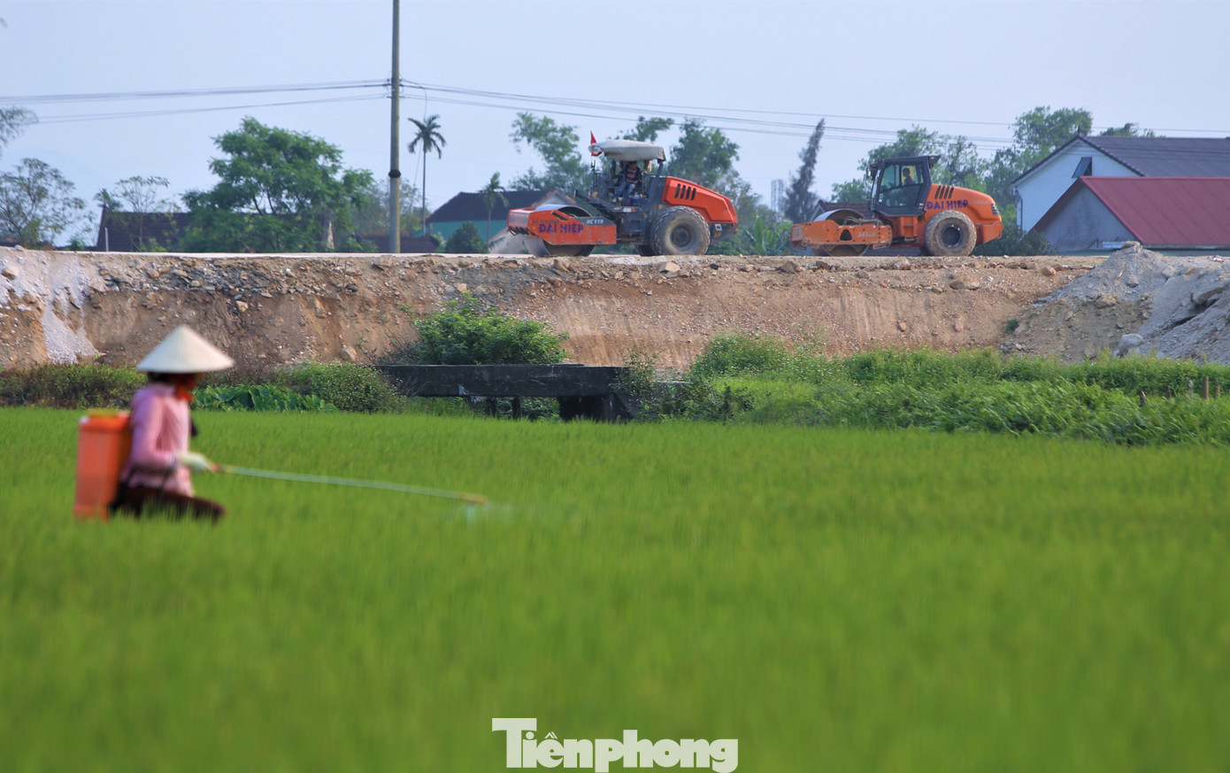 Các máy móc, công nhân thi công 3 ca 4 kíp bất kể thời tiết nắng nóng.