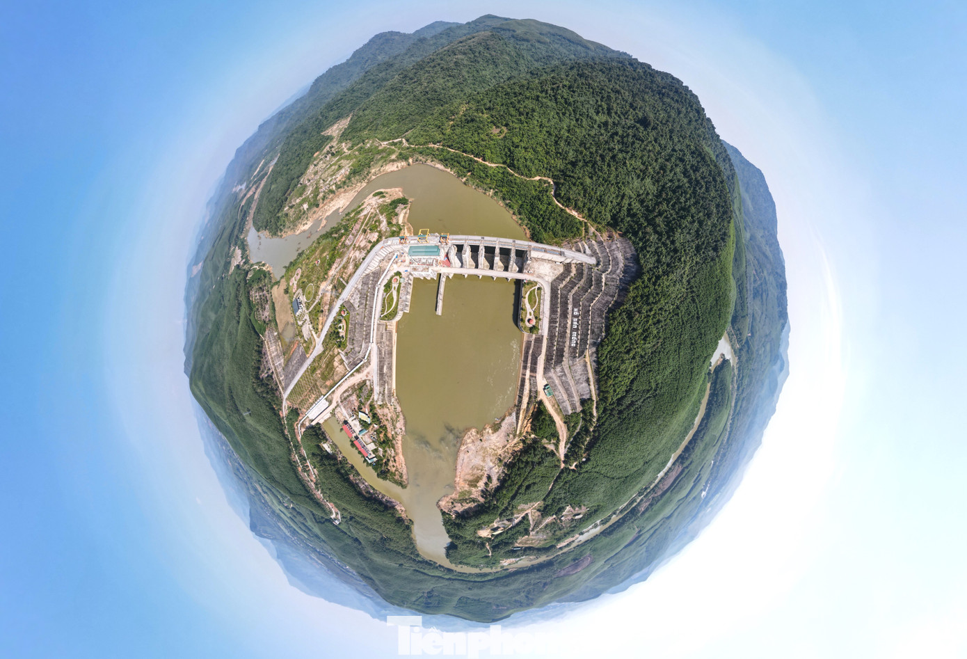 Mới đây, Bộ NN&PTNT đã có văn bản chỉ đạo yêu cầu các đơn vị tập trung cao độ, hoàn thành các bước công việc theo chức năng nhiệm vụ của mình để dự án đúng tiến trình và phát huy hiệu quả đầu tư. Các đơn vị chức năng cũng quyết tâm hoàn thành giải phóng mặt bằng trước ngày 31/7/2025; đảm bảo hoàn thành giai đoạn 1 trước ngày 31/12/2025.