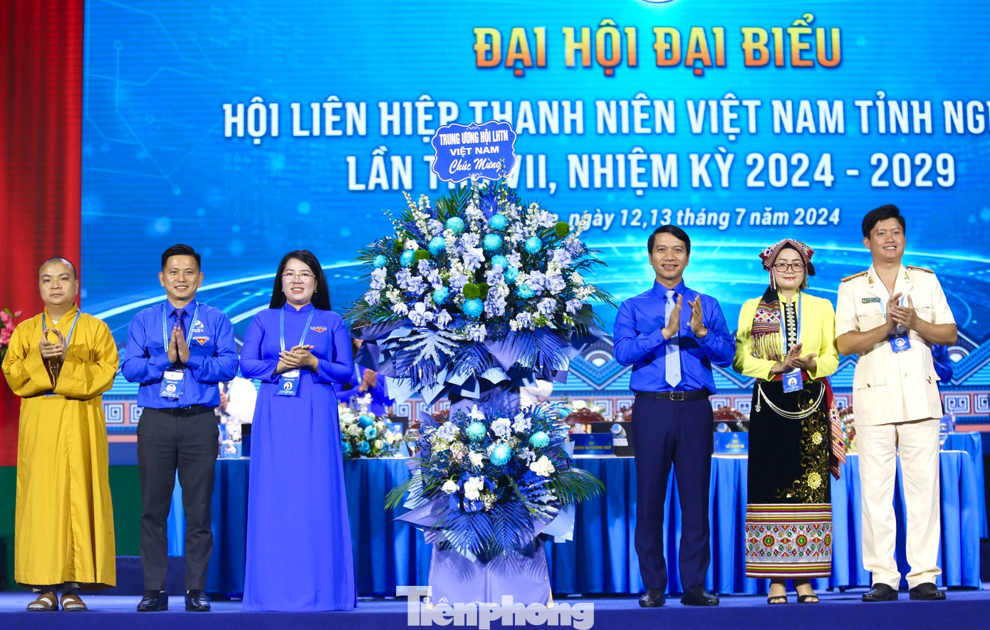 Anh Nguyễn Ngọc Lương - Bí thư Thường trực T.Ư Đoàn, Chủ tịch Hội LHTN Việt Nam tặng hoa chúc mừng Đại hội.