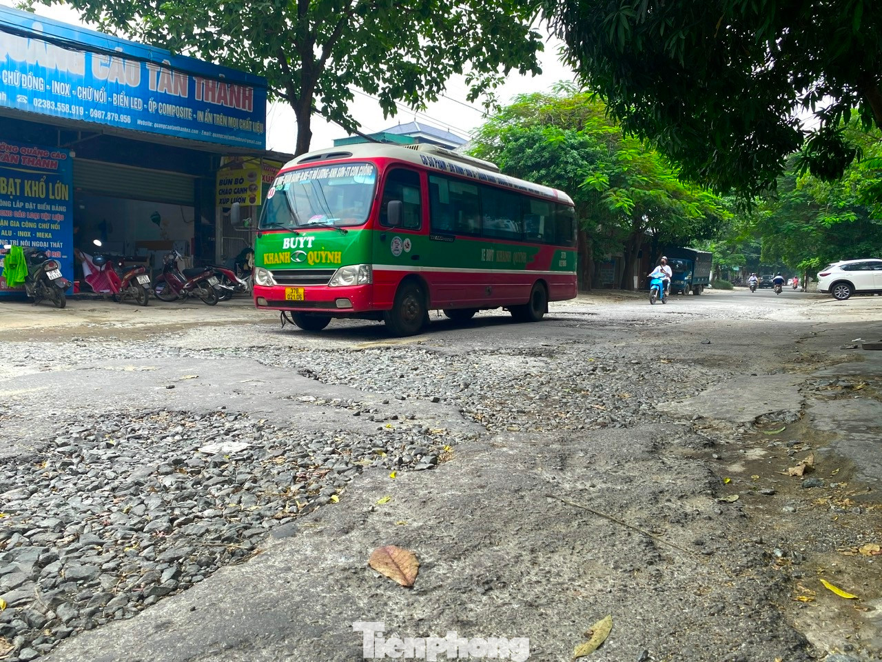Ông Nguyễn Ngọc Khánh - Chủ tịch UBND phường Hưng Dũng (TP. Vinh, Nghệ An) - xác nhận tuyến đường Nguyễn Gia Thiều có lượng người tham gia giao thông rất đông nhưng những năm gần đây, tuyến đường đã bị hư hỏng nghiêm trọng. Sau nhiều lần kiến nghị của người dân địa phương, hiện thành phố Vinh đã phê duyệt dự án đầu tư nâng cấp, mở rộng tuyến đường Nguyễn Gia Thiều và hiện triển khai các quy trình của dự án. Ông Nguyễn Ngọc Khánh - Chủ tịch UBND phường Hưng Dũng (TP. Vinh, Nghệ An) - xác nhận tuyến đường Nguyễn Gia Thiều có lượng người tham gia giao thông rất đông nhưng những năm gần đây, tuyến đường đã bị hư hỏng nghiêm trọng. Sau nhiều lần kiến nghị của người dân địa phương, hiện thành phố Vinh đã phê duyệt dự án đầu tư nâng cấp, mở rộng tuyến đường Nguyễn Gia Thiều và hiện triển khai các quy trình của dự án.