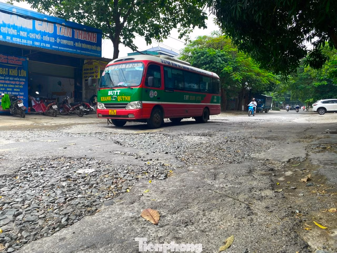 Ông Nguyễn Ngọc Khánh - Chủ tịch UBND phường Hưng Dũng (TP. Vinh, Nghệ An) - xác nhận tuyến đường Nguyễn Gia Thiều có lượng người tham gia giao thông rất đông nhưng những năm gần đây, tuyến đường đã bị hư hỏng nghiêm trọng. Sau nhiều lần kiến nghị của người dân địa phương, hiện thành phố Vinh đã phê duyệt dự án đầu tư nâng cấp, mở rộng tuyến đường Nguyễn Gia Thiều và hiện triển khai các quy trình của dự án.
