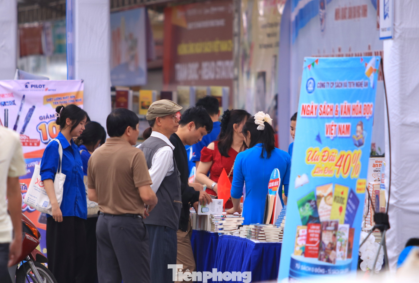 Rất đông người dân trên địa bàn đến tham quan và tham gia đọc sách tại ngày hội.