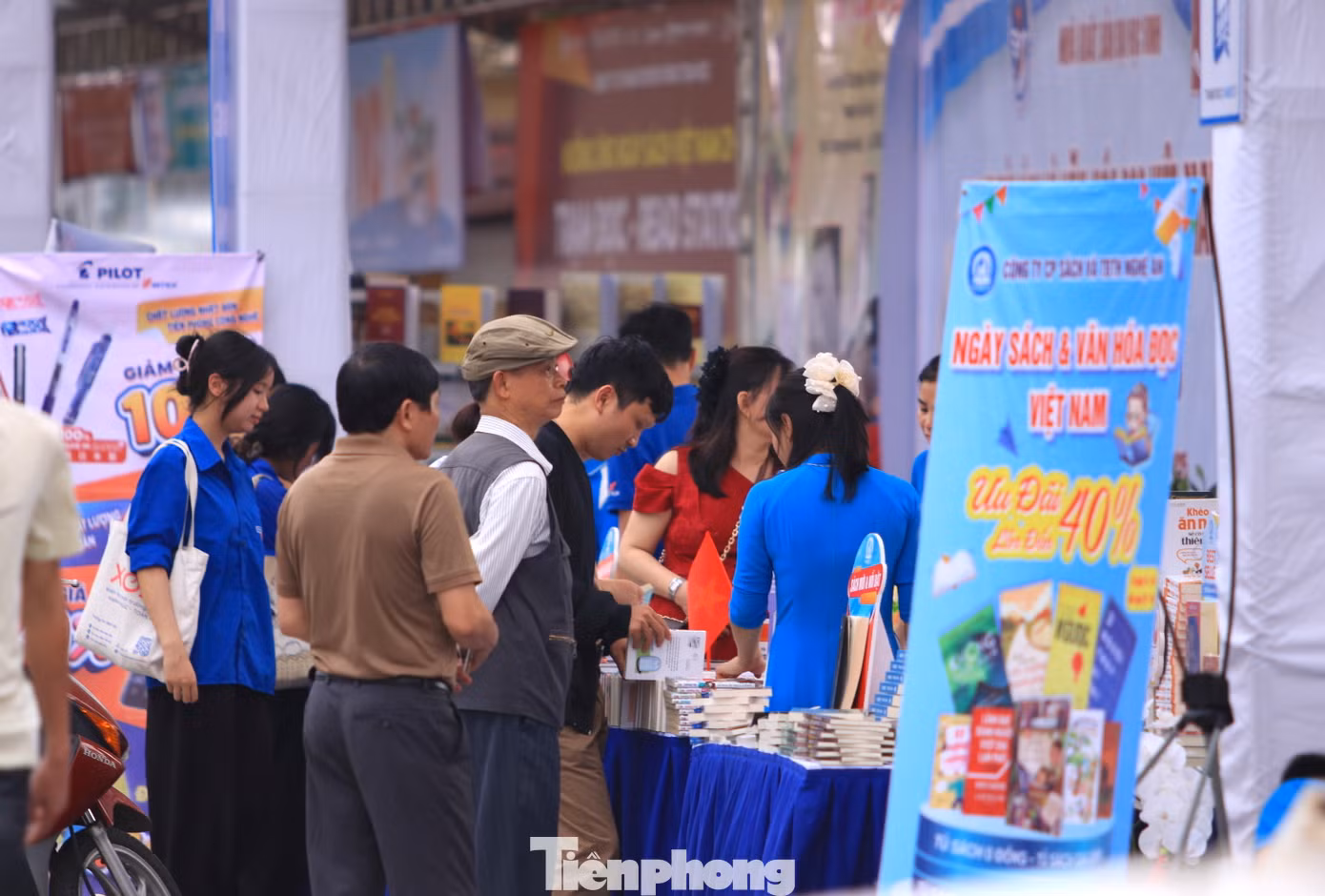 Rất đông người dân trên địa bàn đến tham quan và tham gia đọc sách tại ngày hội.