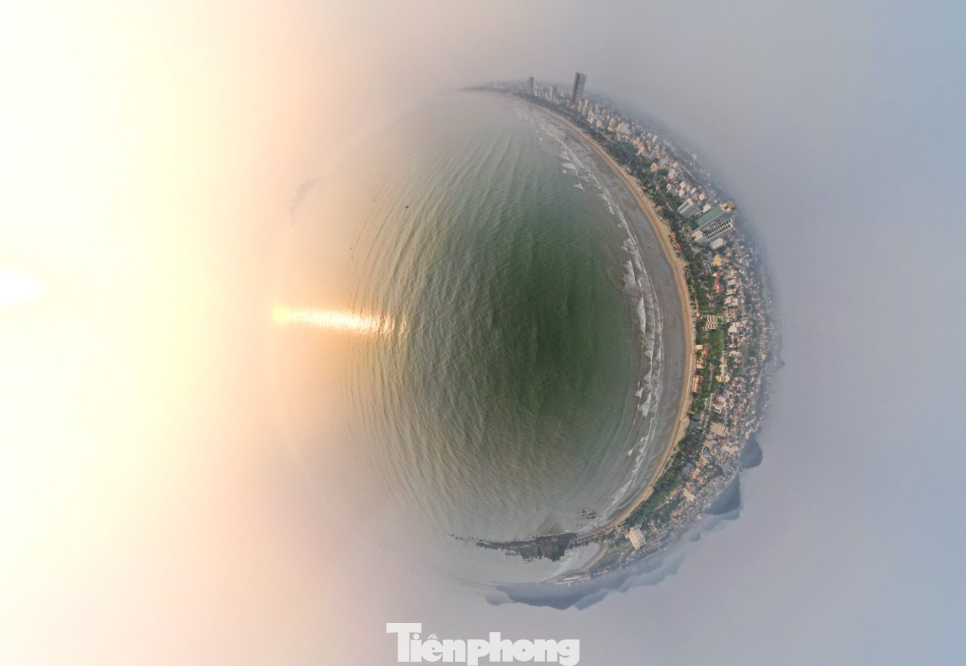 Biển Cửa Lò - một trong những bãi biển đẹp nhất của Bắc Trung Bộ. Biển thuộc thị xã Cửa Lò (Nghệ An), nằm cách thành phố Vinh 16km về hướng Đông Bắc. Cửa Lò được Tổ chức Du lịch thế giới đánh giá là một trong những bãi tắm lý tưởng nhất Việt Nam với bãi cát phẳng, mịn có chiều dài trên 10 km. (Ảnh chụp 360 độ).