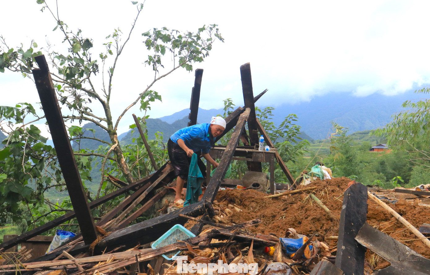 Bà Chẹ cố gắng bới đất tìm kiếm những tài sản còn sót lại.