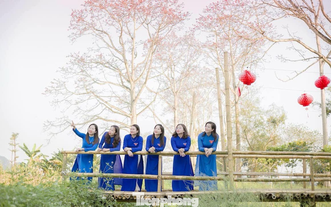 Nữ cán bộ Đoàn huyện Anh Sơn khoe sắc với những tà áo dài xanh của đoàn trong khung cảnh thơ mộng của hoa gạo.