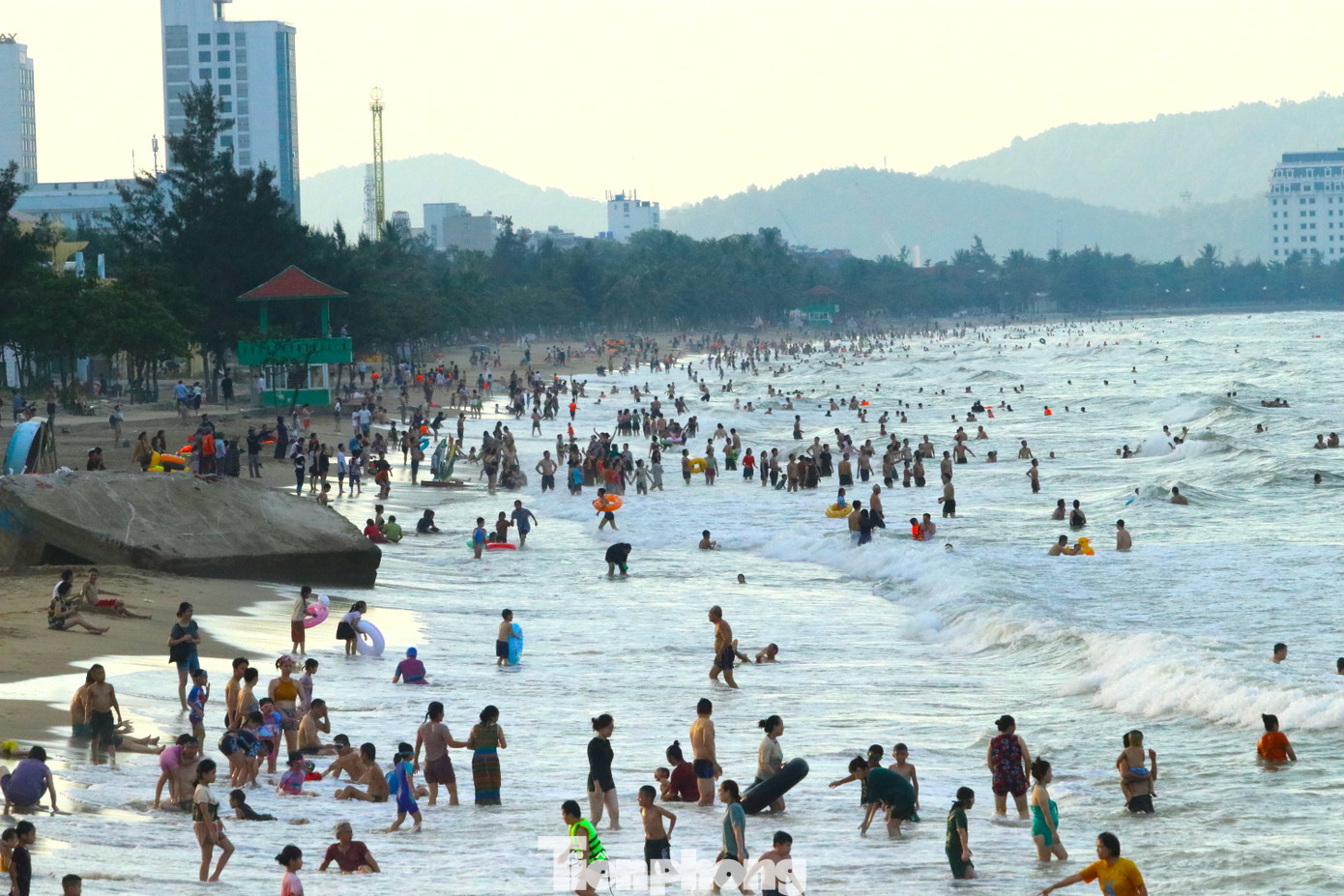 Đặc biệt, dịp lễ Quốc khánh 2/9 này được nghỉ dài ngày cộng với thời tiết nắng nóng nên nhiều du khách đã chọn Cửa Lò làm nơi nghỉ dưỡng sau những ngày dài làm việc mệt mỏi.