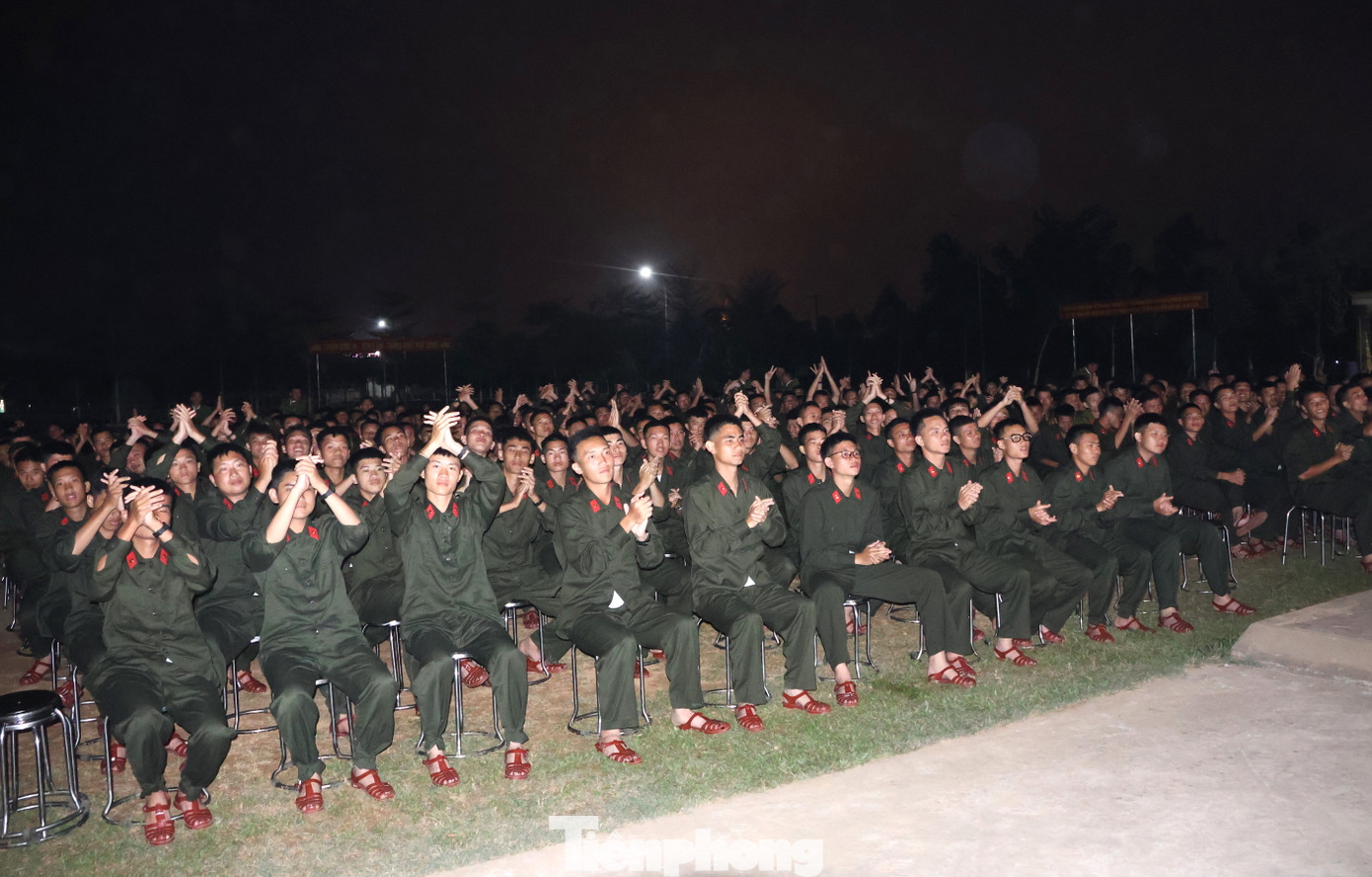 Hàng trăm cán bộ chiến sĩ Trung đoàn Cảnh sát Cơ động Bắc Trung Bộ tại chương trình. Hàng trăm cán bộ chiến sĩ Trung đoàn Cảnh sát Cơ động Bắc Trung Bộ tại chương trình.