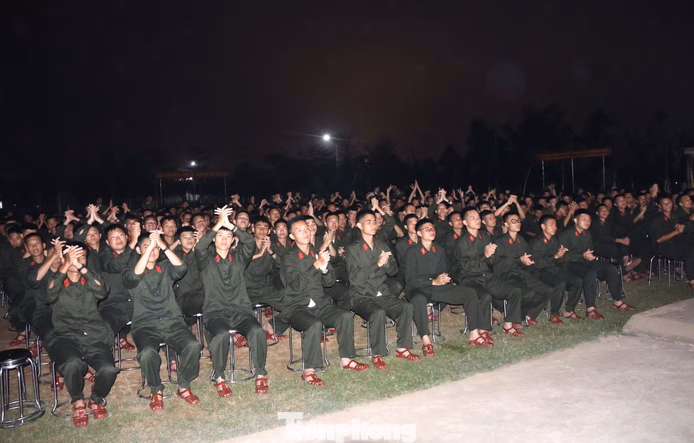 Hàng trăm cán bộ chiến sĩ Trung đoàn Cảnh sát Cơ động Bắc Trung Bộ tại chương trình.