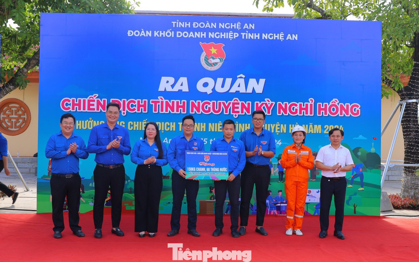 Trao tặng quà công nhân, thanh niên tình nguyện đang thực hiện dự án đường dây 500kV trên địa bàn tỉnh Nghệ An. Trao tặng quà công nhân, thanh niên tình nguyện đang thực hiện dự án đường dây 500kV trên địa bàn tỉnh Nghệ An.