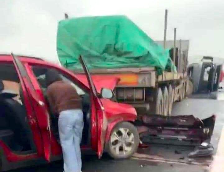 3 phương tiện xảy ra tai nạn liên hoàn bị hư hỏng nặng, chắn toàn bộ các làn đường.