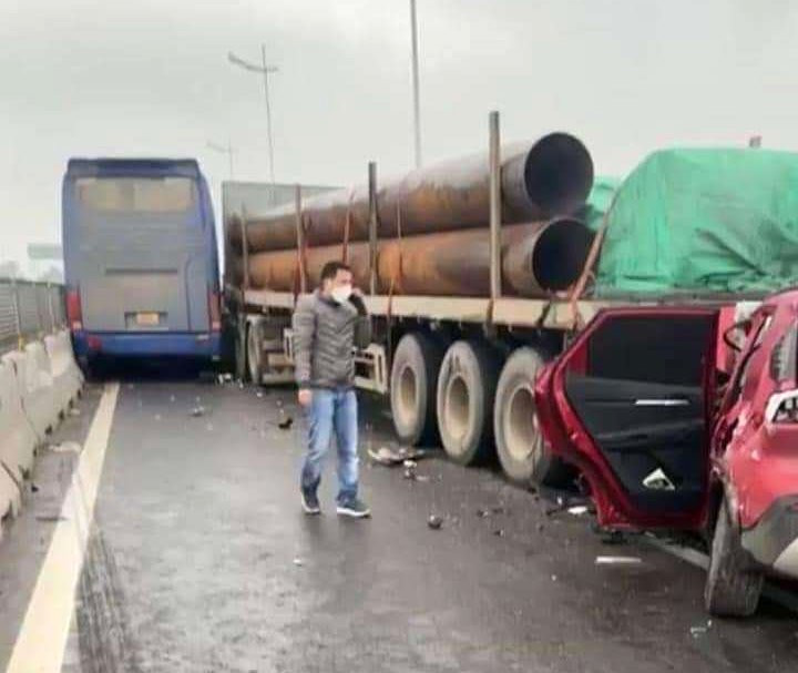 3 phương tiện xảy ra tai nạn liên hoàn bị hư hỏng nặng, chắn toàn bộ các làn đường.