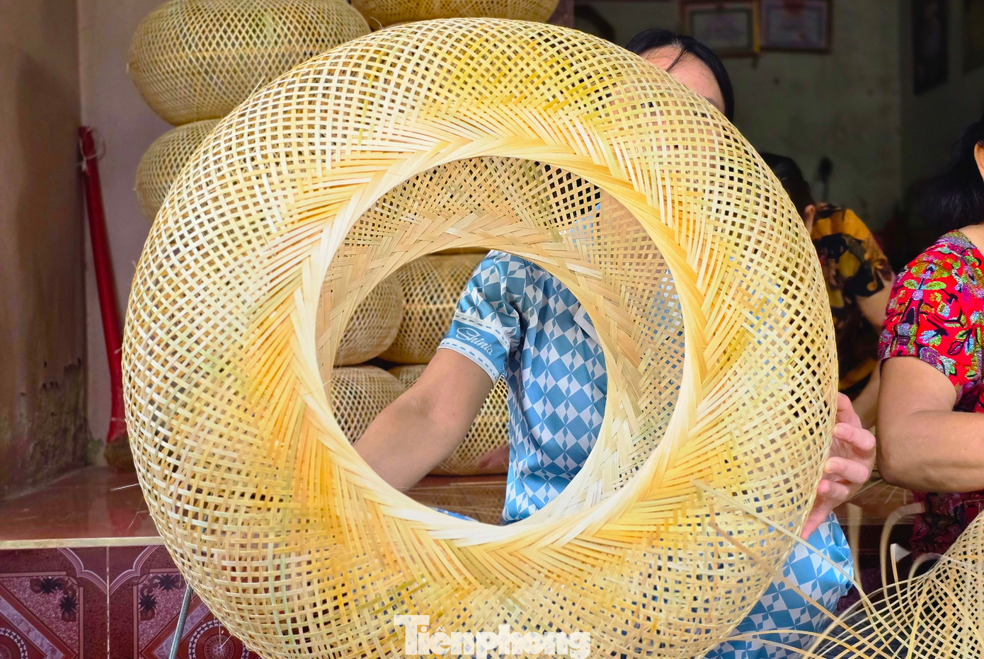 Mỗi sản phẩm khi hoàn chỉnh được bán với giá từ 40.000 đến 80.000 đồng. Mỗi ngày, một người có thể đan được từ 8 đến 10 sản phẩm. Sau khi trừ chi phí vật liệu, tiền điện... cho thu nhập mỗi người từ 200 đến 250.000 đồng/ngày.