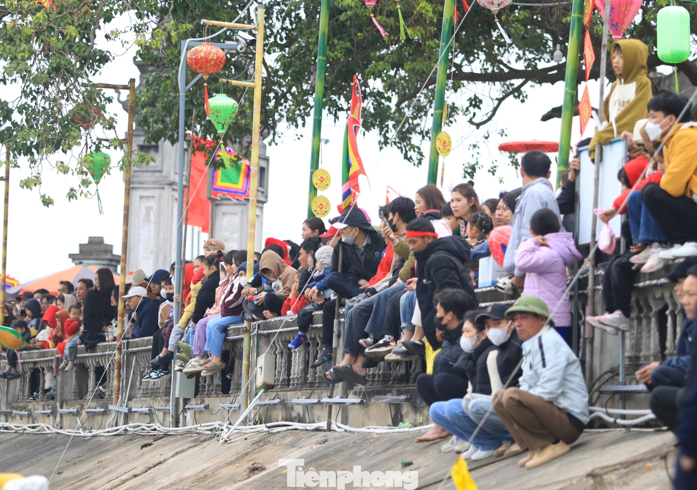 Người dân ngồi khắp bờ sông, gầm cầu, lan can để được tận mắt theo dõi các đội thi đấu. Người dân ngồi khắp bờ sông, gầm cầu, lan can để được tận mắt theo dõi các đội thi đấu.