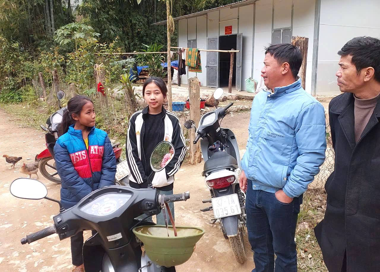 Thầy Lê Dương Lê - Phó Hiệu trưởng Trường Phổ thông dân tộc bán trú Tiểu học và THCS Bảo Thắng cho biết, ngoài việc gia đình các em học sinh ở xa trung tâm thì dịp đầu năm ở bản thường có nhiều phong tục tập quán hoặc cưới xin, ma chay nên lượng học sinh nghỉ ở nhà nhiều.