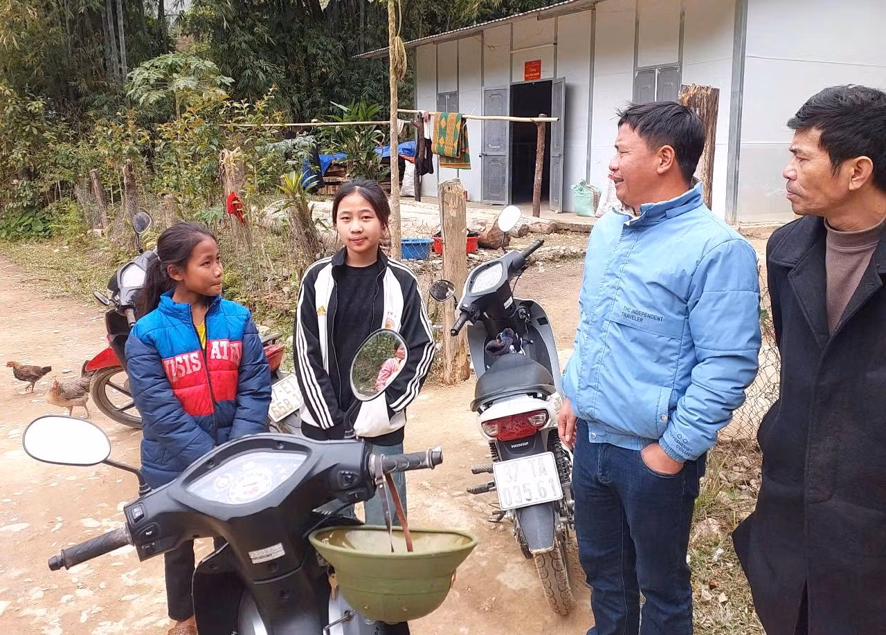 Thầy Lê Dương Lê - Phó Hiệu trưởng Trường Phổ thông dân tộc bán trú Tiểu học và THCS Bảo Thắng cho biết, ngoài việc gia đình các em học sinh ở xa trung tâm thì dịp đầu năm ở bản thường có nhiều phong tục tập quán hoặc cưới xin, ma chay nên lượng học sinh nghỉ ở nhà nhiều.