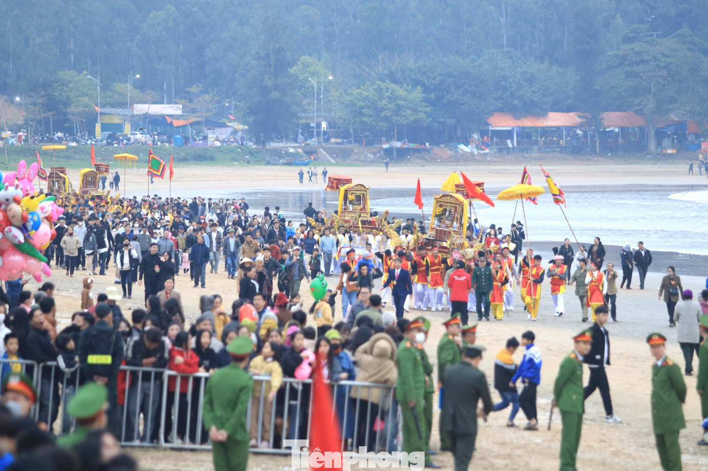 Trước khi diễn ra buổi lễ cầu ngư, các vị chủ lễ tiến hành lễ Động Ngự tại Đền Cờn trong. Các đoàn rước sẽ khiêng 5 kiệu từ Đền Cờn trong ra Đền Cờn ngoài để làm lễ. Trên các kiệu là mâm lễ, bài vị, bát hương, hoa quả.