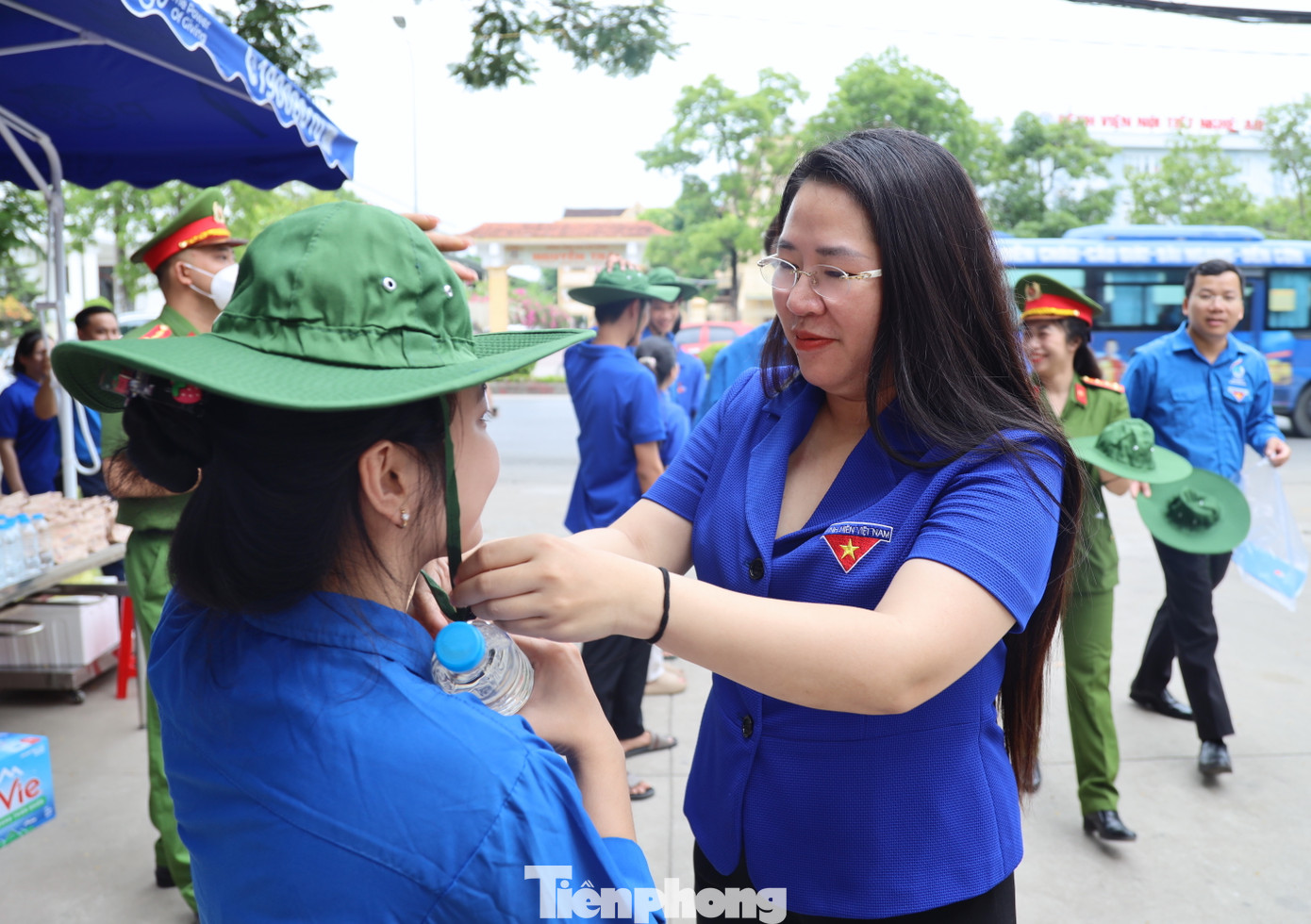 Chị Nguyễn Thị Phương Thúy đội mũ cho các đoàn viên thanh niên tình nguyện tiếp sức mùa thi để tránh bớt cái nắng gay gắt của mùa hè xứ Nghệ. Sau khi tặng quà, chị Phương Thúy cũng kiểm tra các công tác chuẩn bị và động viên các đội hình tình nguyện tiếp sức mùa thi cố gắng bố trí nhân sự bài bản, đảm bảo các nội dung chỉ đạo của Ban Chỉ đạo Chiến dịch Thanh niên tình nguyện Hè tỉnh Nghệ An năm 2024; cố gắng hết mình để hỗ trợ thí sinh và người nhà trong suốt quá trình diễn ra kỳ thi. Chị Nguyễn Thị Phương Thúy đội mũ cho các đoàn viên thanh niên tình nguyện tiếp sức mùa thi để tránh bớt cái nắng gay gắt của mùa hè xứ Nghệ. Sau khi tặng quà, chị Phương Thúy cũng kiểm tra các công tác chuẩn bị và động viên các đội hình tình nguyện tiếp sức mùa thi cố gắng bố trí nhân sự bài bản, đảm bảo các nội dung chỉ đạo của Ban Chỉ đạo Chiến dịch Thanh niên tình nguyện Hè tỉnh Nghệ An năm 2024; cố gắng hết mình để hỗ trợ thí sinh và người nhà trong suốt quá trình diễn ra kỳ thi.