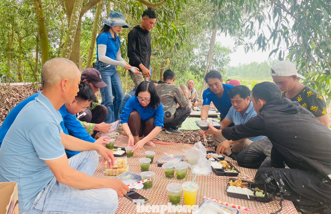 Các đoàn viên thanh niên huyện Yên Thành (Nghệ An) tổ chức bữa cơm trưa ngay tại khu vực công trường để các công nhân tranh thủ ăn cơm rồi nghỉ ngơi và lấy lại sức khỏe tiếp tục một buổi chiều làm việc.