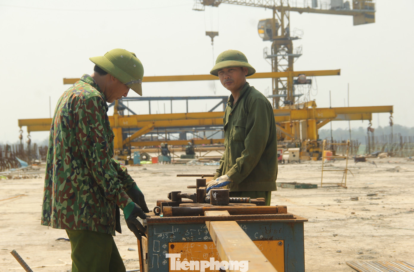 Ngoài tập trung thi công ở các điểm đấu nối còn lại trên sông, công nhân của các công ty thi công cầu Hưng Đức cũng tiến hành dọn dẹp mặt cầu để triển khai các công đoạn tiếp theo như làm lan can, thảm mặt đường và các công trình phụ trợ.