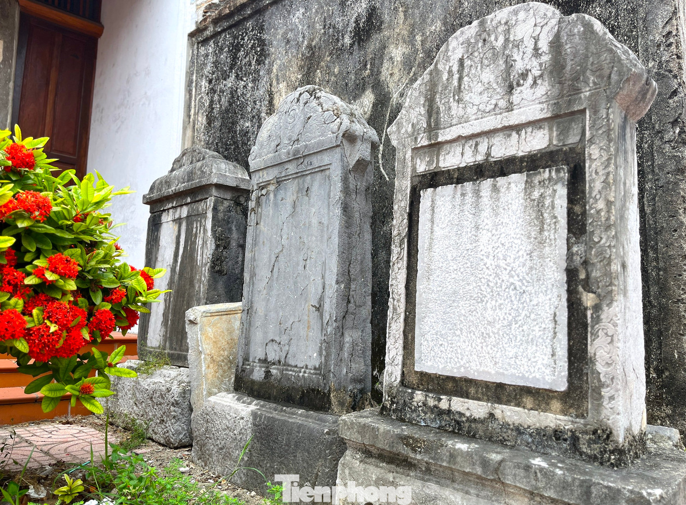 Nhiều bia đá cổ tại các di tích ở xã Quỳnh Đôi.