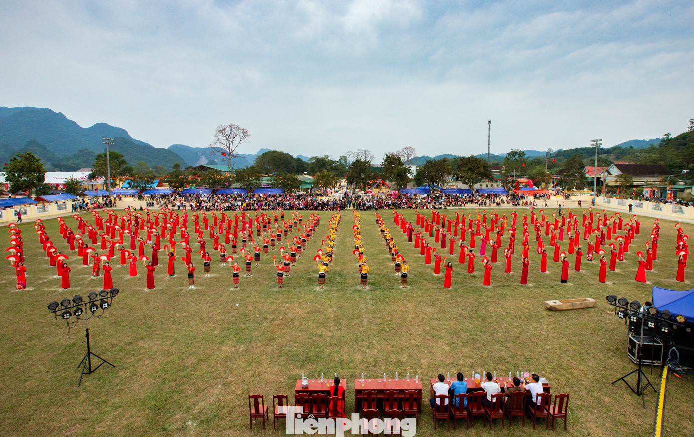 Trong 4 ngày từ 12-15/3, tại xã Tam Sơn (huyện Anh Sơn, tỉnh Nghệ An) đã diễn ra lễ hội Hoa Gạo với nhiều hoạt động sôi nổi, thu hút hàng vạn du khách về tham dự. Được biết đây là lần đầu tiên lễ hội được tổ chức. (Ảnh: Rạng Đông).