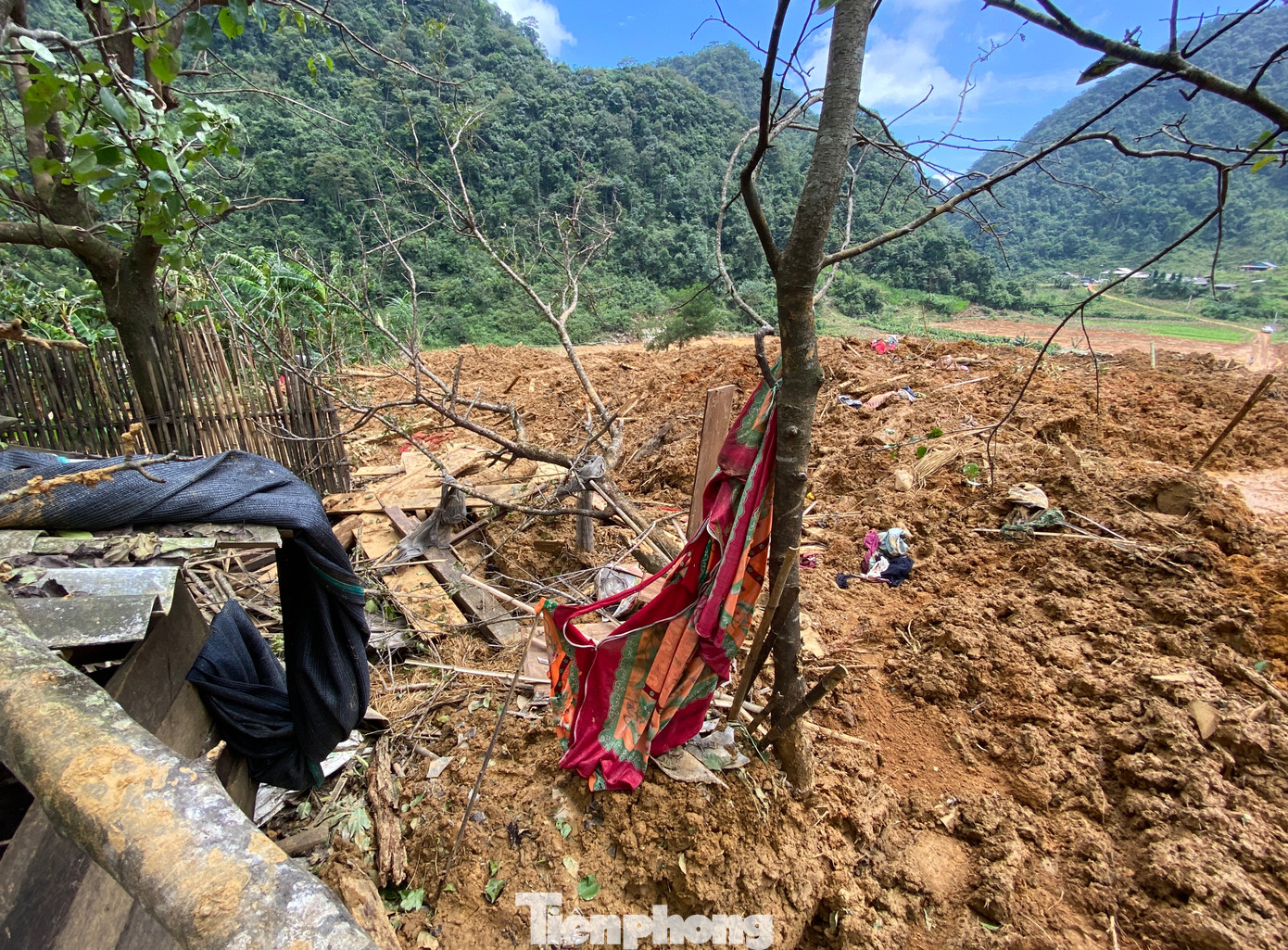 Những cuốn sách, chiếc tivi hay những bộ quần áo lấm lem bùn... là những thứ còn sót lại của nhiều hộ dân trong vụ sạt lở kinh hoàng.