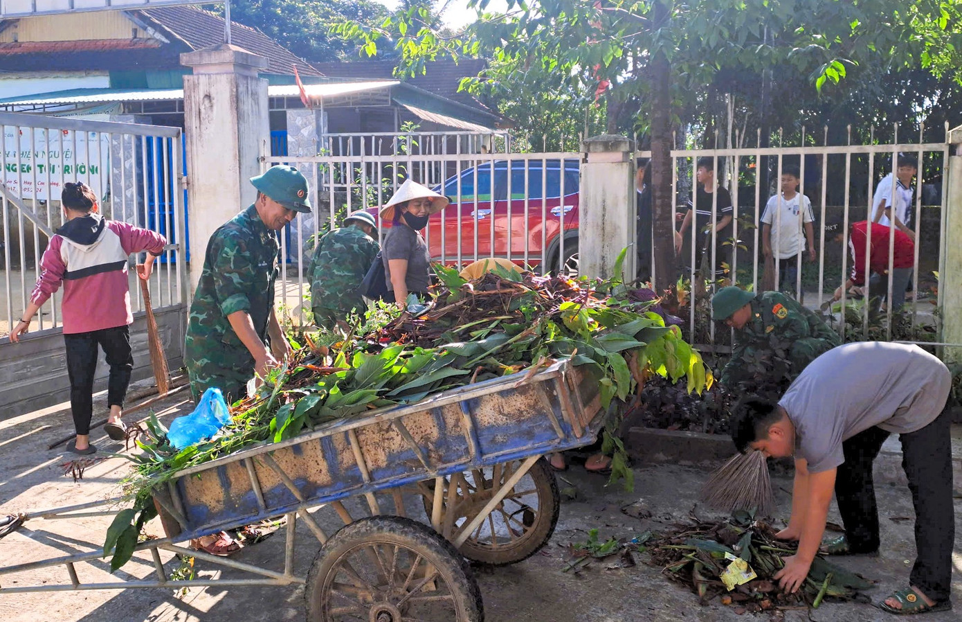 Cán bộ chiến sĩ biên phòng cùng đoàn viên thanh niên còn cắt tỉa cây xanh, dọn vệ sinh, tạo quang cảnh sân trường xanh sạch đẹp cho năm học mới. Cán bộ chiến sĩ biên phòng cùng đoàn viên thanh niên còn cắt tỉa cây xanh, dọn vệ sinh, tạo quang cảnh sân trường xanh sạch đẹp cho năm học mới.