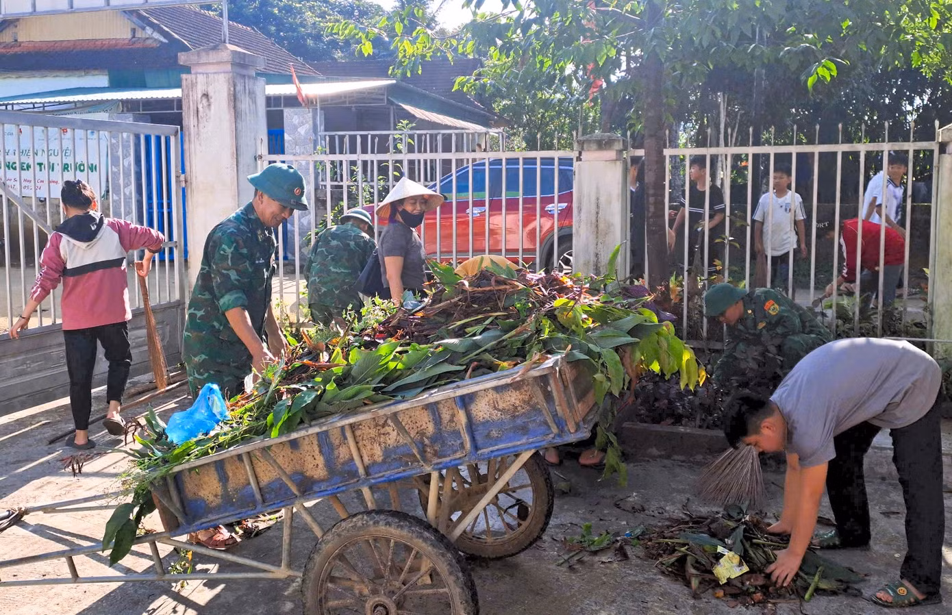 Cán bộ chiến sĩ biên phòng cùng đoàn viên thanh niên còn cắt tỉa cây xanh, dọn vệ sinh, tạo quang cảnh sân trường xanh sạch đẹp cho năm học mới.