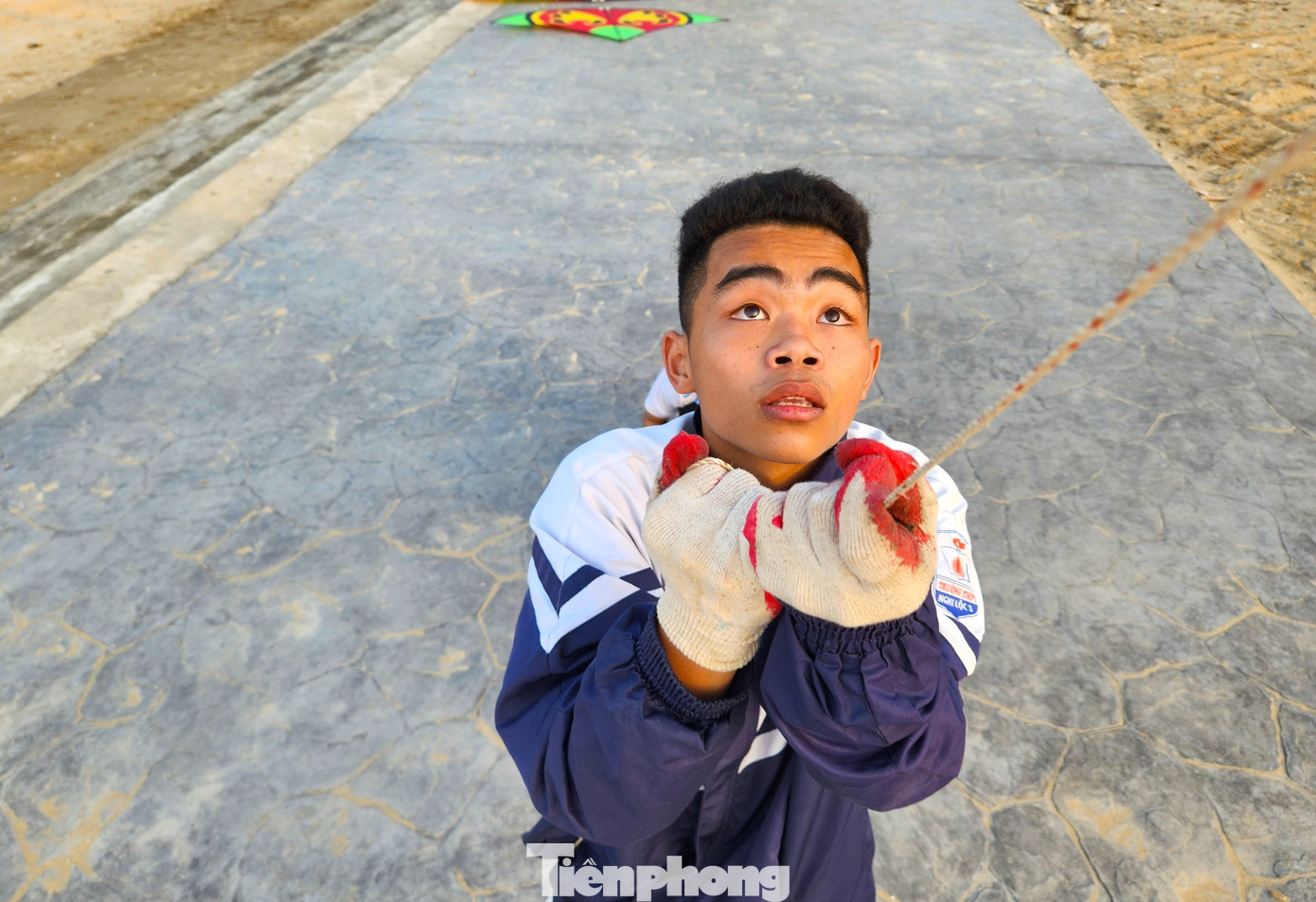 Thứ cần nhất lúc thả diều chính là đôi gang tay vải. Nếu không có gang tay lúc thả diều, người chơi dễ bị dây kéo dẫn đến ma sát làm đứt tay.