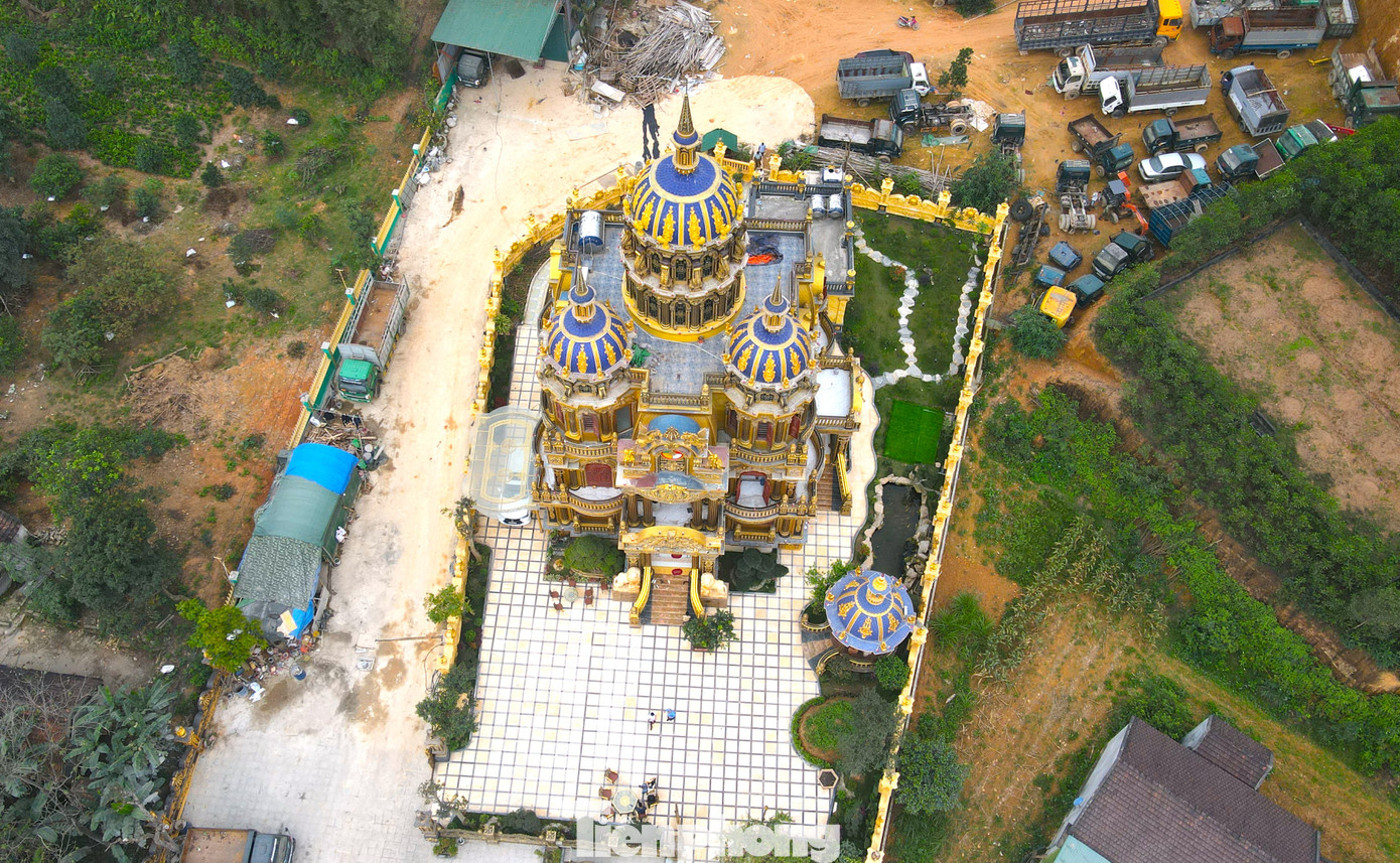 Ông Phạm Công Hùng - Chủ tịch UBND xã Mỹ Thành cho hay, mảnh đất này vốn là đất ở và đất vườn được chủ nhân tòa lâu đài mua lại của 4 hộ dân khác nhau rồi chuyển đổi thành đất ở để xây lâu đài.