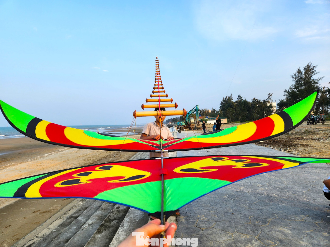 Những con diều sáo được mang đến biển Cửa Lò thả có kích thước rất lớn từ 2-2,5m. Có những con diều lớn đến hơn 3m, lớn hơn một người trưởng thành. Những chiếc sáo gắn trên diều cũng đa dạng, đa chủng loại lớn nhỏ khác nhau để tạo nên những âm thanh khác biệt.