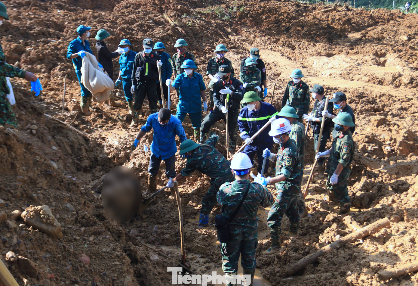 Một cán bộ Tiểu Đoàn 93 Binh Chủng Công Binh cho biết, đơn vị được điều động vào từ ngày 11/9. Sau khi tiếp cận hiện trường, các cán bộ trong tổ đã sử dụng máy soi chiếu cầm tay và ra đa xuyên đất, phối hợp với lực lượng chức năng khác để vừa tìm kiếm bằng máy vừa tìm kiếm nạn nhân bằng thủ công.
