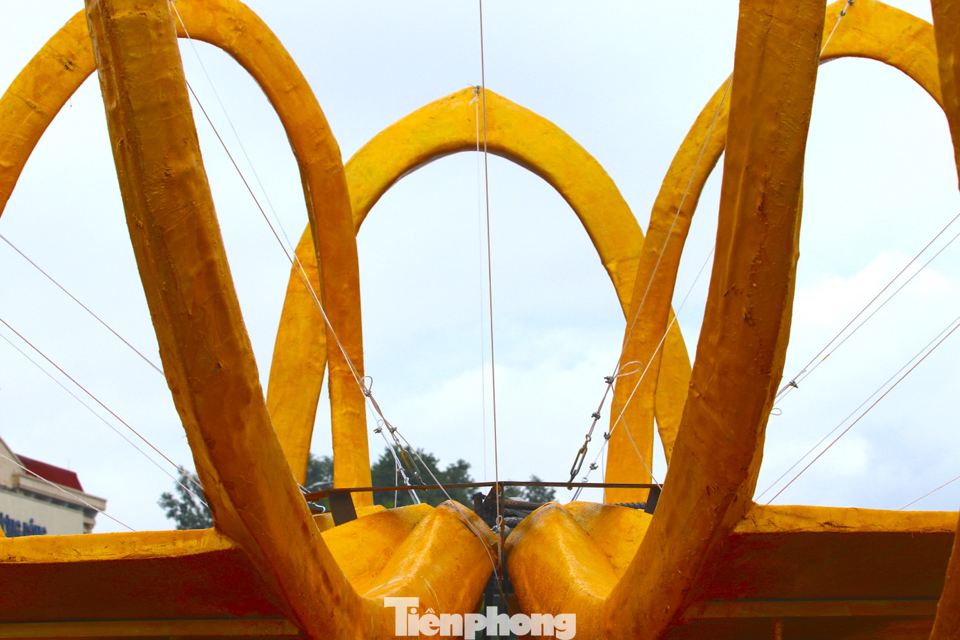 Bông sen vàng đang được các công nhân cấp tập hoàn thiện để kịp ngày lễ lớn của thành phố.