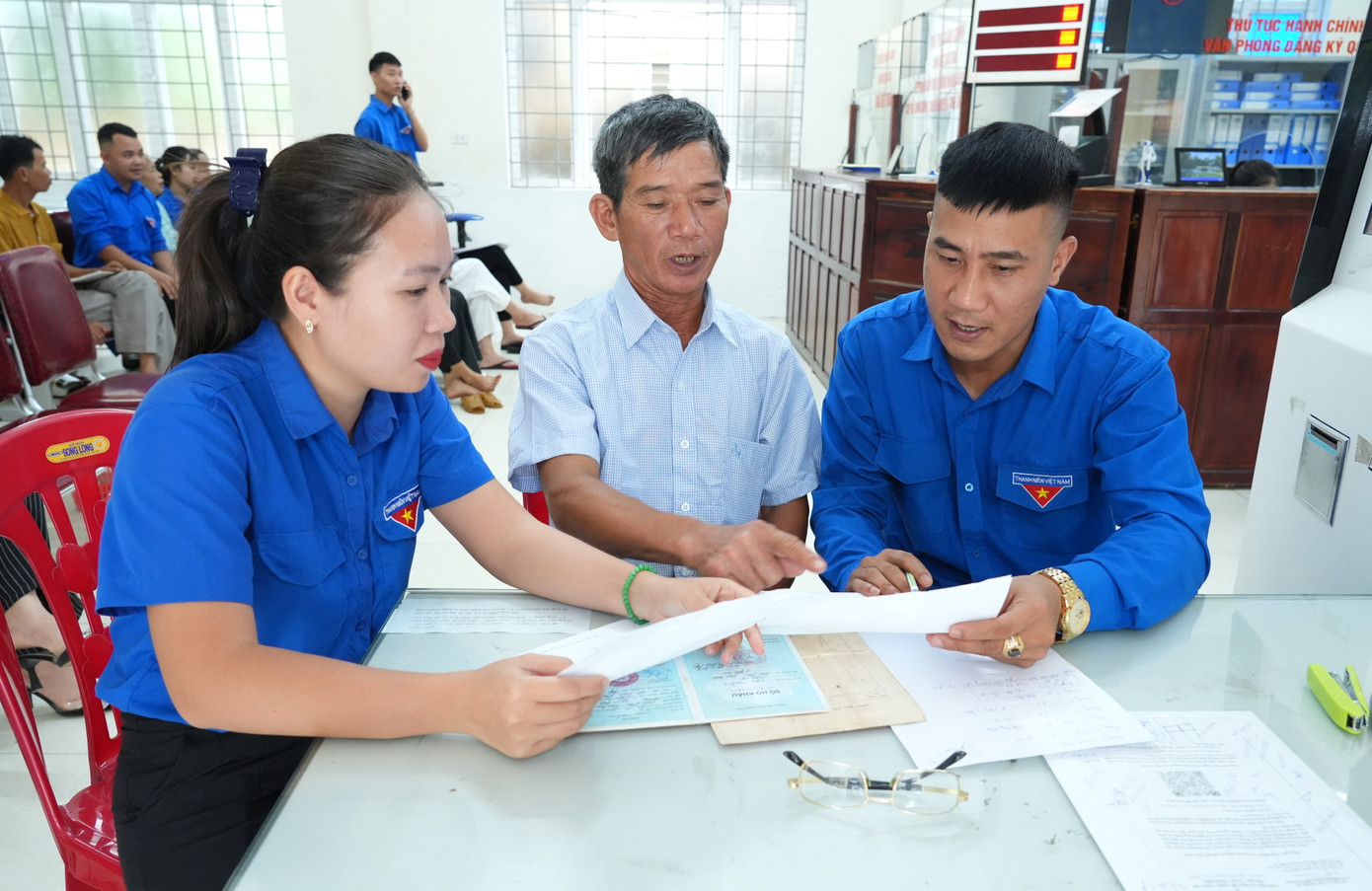 &quot;Tôi đến Trung tâm hành chính công để làm thủ tục chuyển đồi hồ sơ đất và một số thủ tục khác. Một số thủ tục phải làm trên máy và phần mềm nhưng tôi già cả không biết làm. May nhờ có các cháu đoàn viên thanh niên nhiệt tình giúp đỡ nên thủ tục tôi đã nhanh chóng hoàn thành. Cảm ơn các cháu đoàn viên rất nhiều&quot;, ông Cao Thắm (SN 1969, trú xóm 14, xã Diễn Phú, huyện Diễn Châu cũ, nay là xã Diễn Châu, tỉnh Nghệ An) nói.