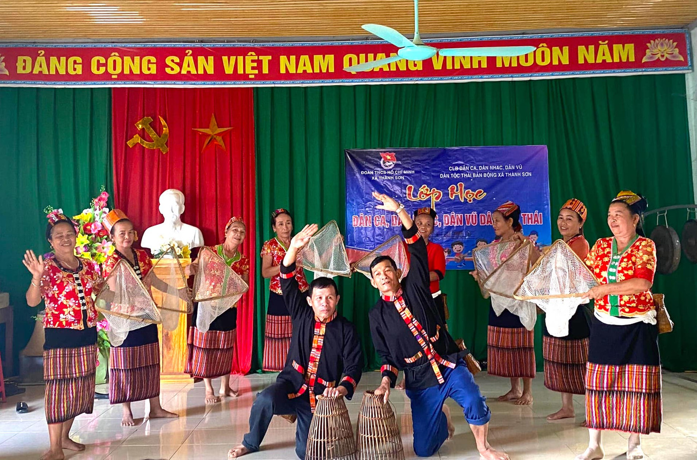 Được biết, lớp học này được mở từ ngày 20/6 do Đoàn Thanh niên xã Thành Sơn phối hợp với CLB Dân ca, Dân nhạc, Dân vũ dân tộc Thái bản Bộng, xã Thành Sơn tổ chức miễn phí cho các đoàn viên trẻ, học sinh và thanh niên trong xã.