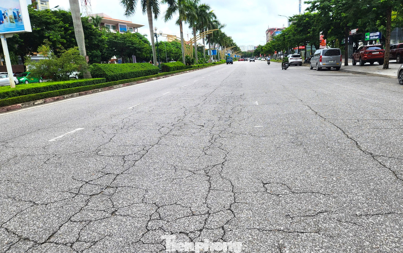 Nhiều điểm mặt đường chưa được triển khai thi công. Nhiều điểm thảm mặt đường không đồng bộ tạo thành gờ nhấp nhô khiến người đi đường "khó chịu". Nhiều điểm mặt đường chưa được triển khai thi công. Nhiều điểm thảm mặt đường không đồng bộ tạo thành gờ nhấp nhô khiến người đi đường "khó chịu".