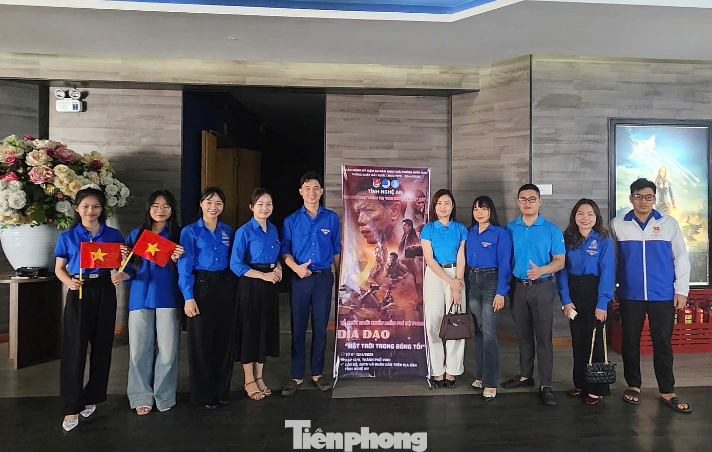 Các bạn đoàn viên thanh niên, học sinh sinh viên, du học sinh Lào chụp hình check-in trước khi vào xem phim Địa đạo.