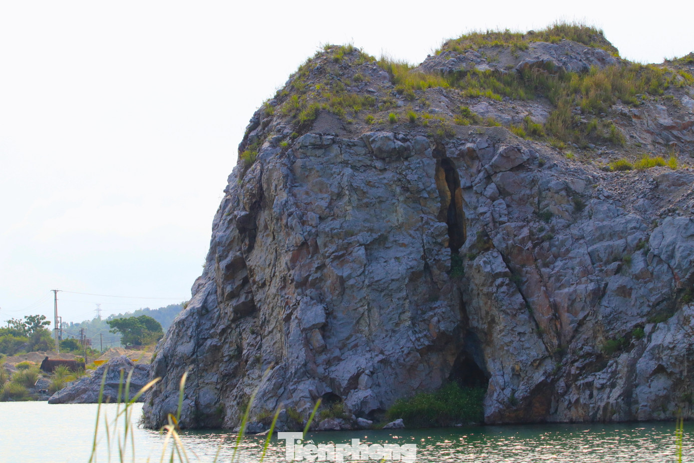 Những hòn núi đá khai thác nham nhở cộng với hồ nước tạo nên được nhiều người ví khung cảnh như "Vịnh Hạ Long" trên cạn. Thỉnh thoảng có một số thanh niên đến chơi và chụp ảnh khu vực xung quanh mỏ đá.