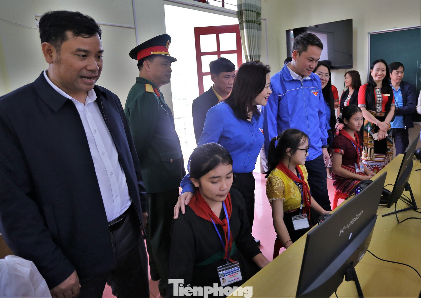 Các đại biểu trong đoàn công tác hỏi thăm tình hình học tập của các em học sinh. Các đại biểu trong đoàn công tác hỏi thăm tình hình học tập của các em học sinh.