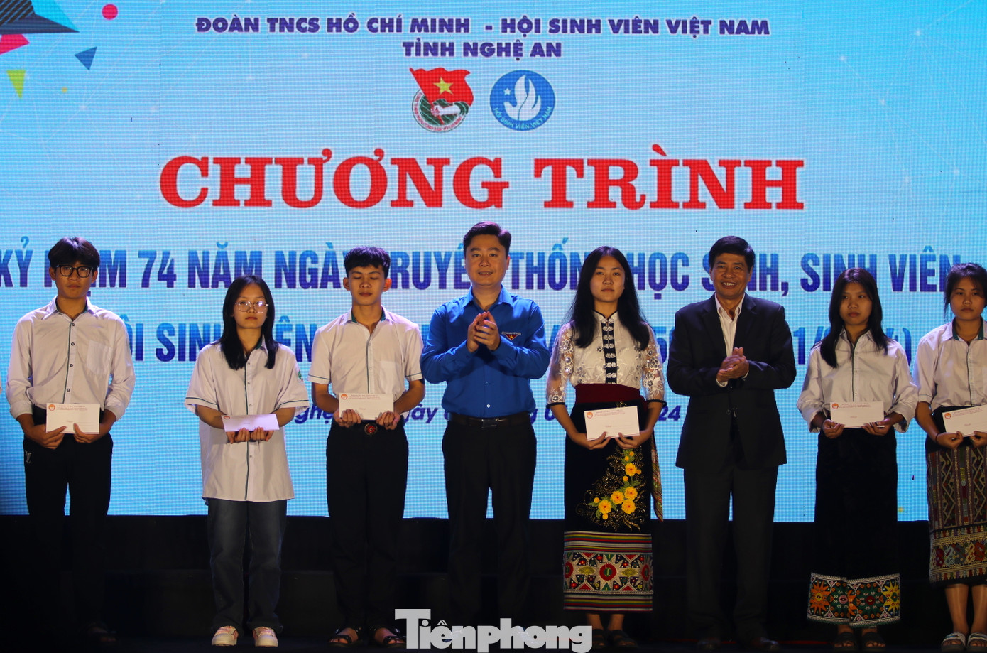 Dịp này chương trình đã trao tặng những suất quà động viên, khích lệ cho các em học sinh trường Phổ thông Dân tộc nội trú, THPT số 2 tỉnh Nghệ An hoàn cảnh khó khăn có thành tích học tập tốt Dịp này chương trình đã trao tặng những suất quà động viên, khích lệ cho các em học sinh trường Phổ thông Dân tộc nội trú, THPT số 2 tỉnh Nghệ An hoàn cảnh khó khăn có thành tích học tập tốt