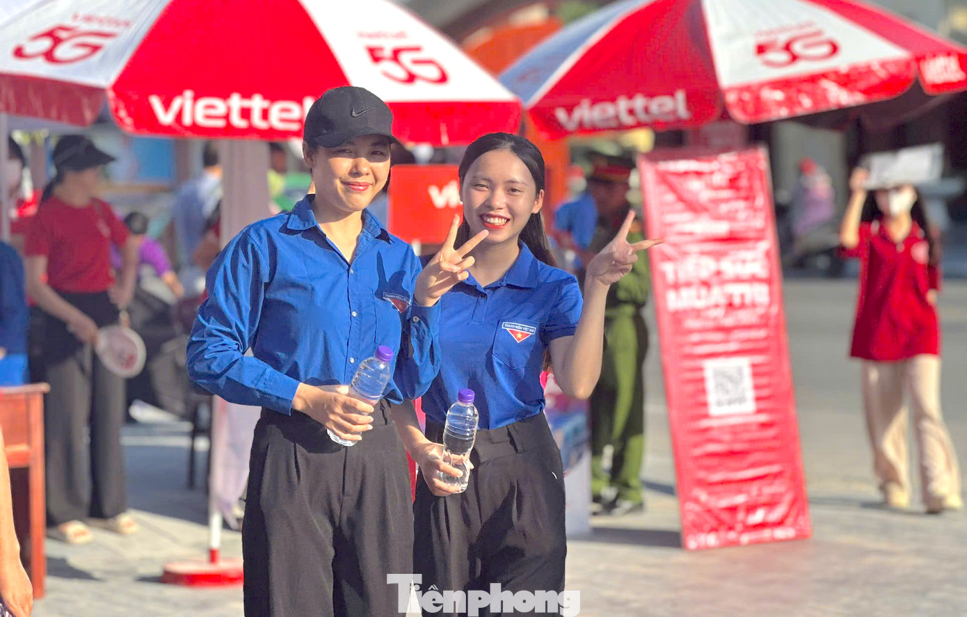 Trong kỳ thi tốt nghiệp THPT 2025, Đoàn trường Đại học Nghệ An đã huy động 90 đoàn viên thanh niên thành lập 9 đội hình có mặt tại 9 điểm thi trên địa bàn tỉnh. Tại các điểm thi, đội hình thanh niên tình nguyện hướng dẫn thí sinh, phát nước, nhận gửi xe cho thí sinh và người nhà.